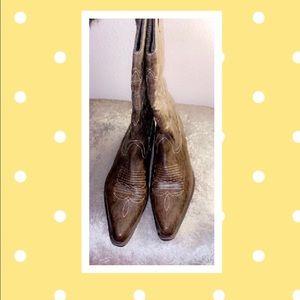 Embroidered tan cow boy boots
